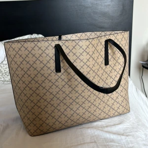 Marlene Birger Väska  - Väldigt fint skick på väskan förutom att handtagen är slitna vilket tyvärr är väldigt vanligt 