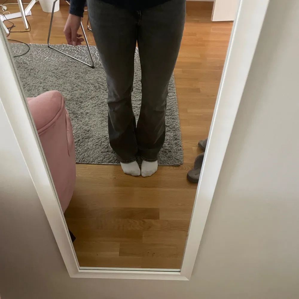 Säljer dessa jeans som sitter lågmidjat på mig ifrån H&M då dem inte passar så bra på mig längre!! ✨✨ Storlek 34 Priset kan diskuteras!!!!!. Jeans & Byxor.