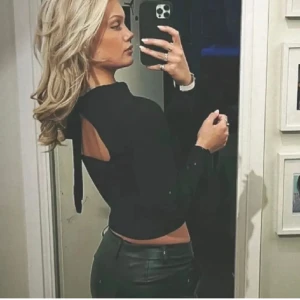 Stickad topp - Stickad topp med öppen rygg från Zara. Oanvänd och prislappen är på💞