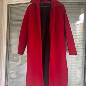 Whyred röd kappa storlek 40 oanvänd - Oanvänd kappa. Ordinarie pris 4000kr 
