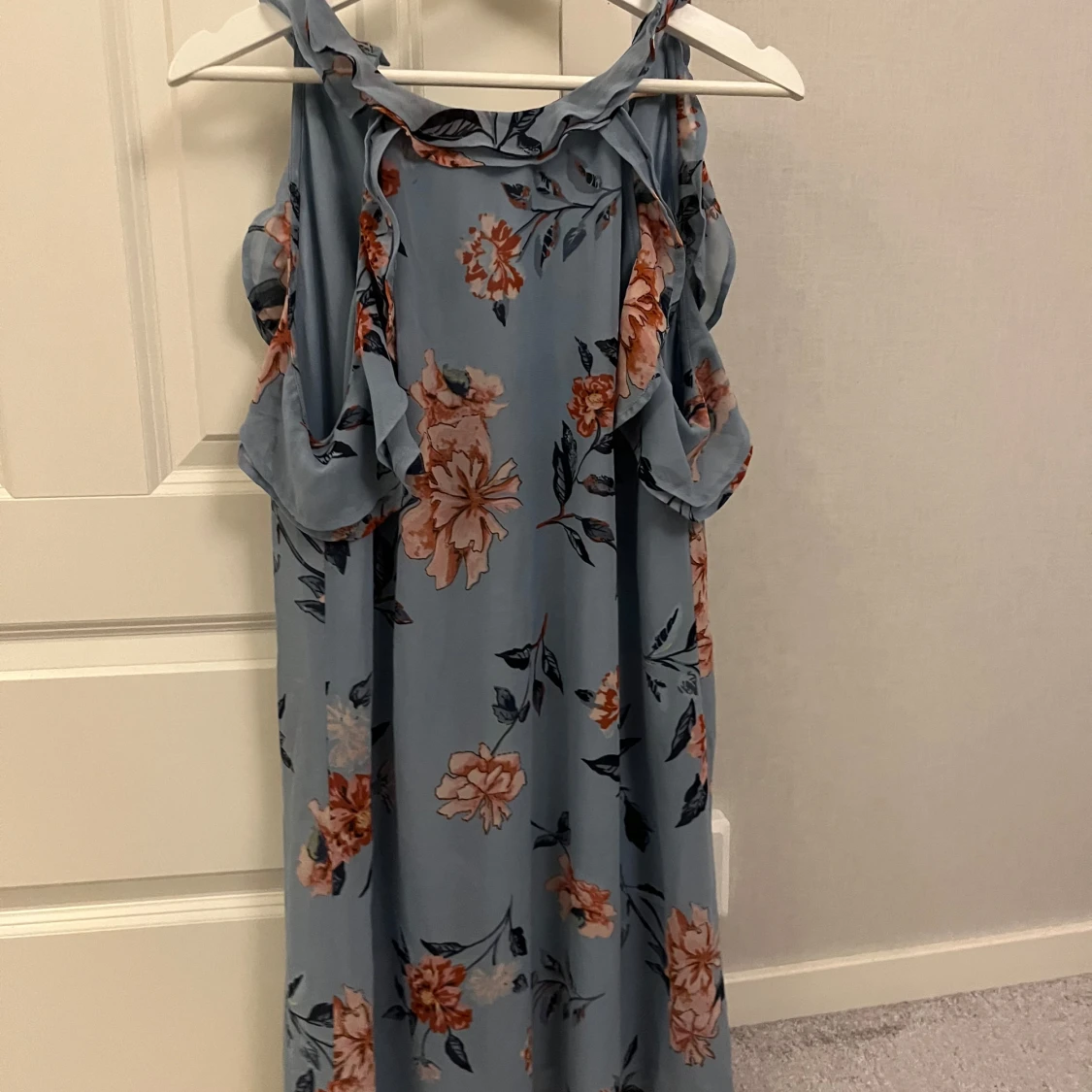 Blommig midiklänning