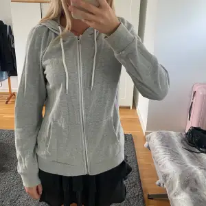 Mysig grå zip up hoodie. Lite nopprig då den är i använt skick. Från even and odd. 