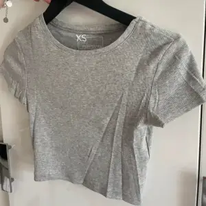 Köp alla 4 T-shirtar för 90kr, de två första är i xs, och de sista två är i xxs, tre är ifrån new yorker o en ifrån primark