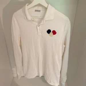 Moncler Pike  - Hej! Säljer nu denna långärmade moncler pike, storlek M, skicket bedömer vi är bra, tveka inte på att höra av er vid frågor kring pikén! 