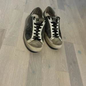 Golden goose superstar - Skick 9/10 inget hål eller något annat bara lite smutsiga på hälen. Kan tänka mig byten och priset sänks vid snabb affär.