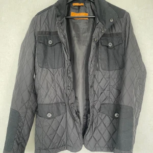 Field jacka  - Säljer väldigt snygg och stilren field jacka. Jackan passar er som har storlek L/M. 