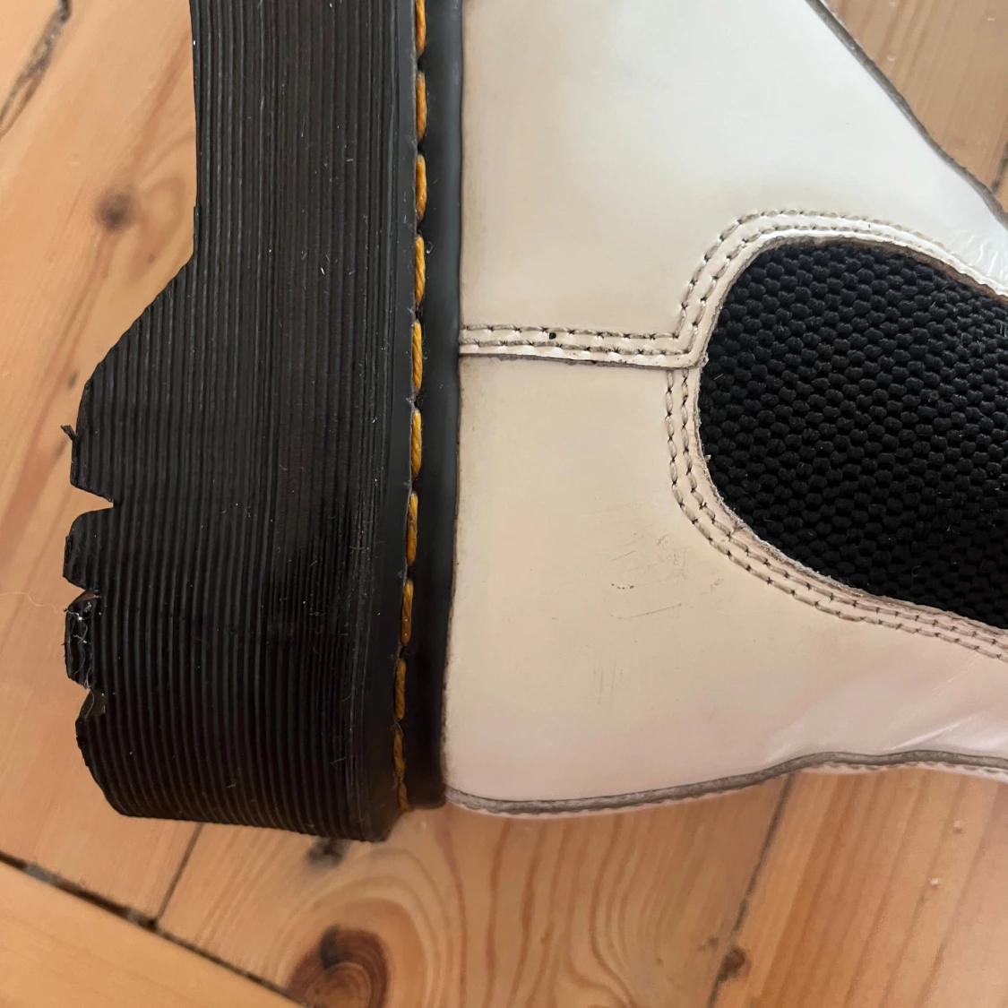 Vita Dr. Martens stövlar med hög sula  - 92