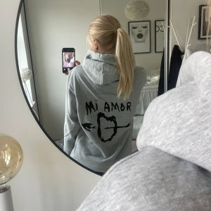 Mira paris hoodie  - Såå skön och mysig🥰 inga defekter, har dragit ut banden
