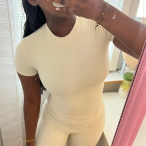 Beige set - Säljer denna fina cream set för endast 150kr!💓 båda i storlek S