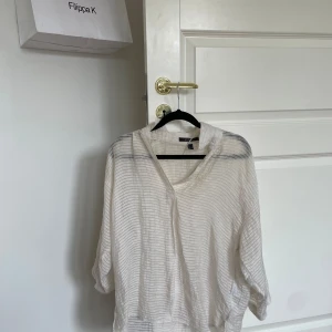 Genomskinlig Skjorta Från Espirit - En snygg, simpel, genomskinlig och randig skjorta som är perfekt att ha under en tjocktröja nu i hösten.