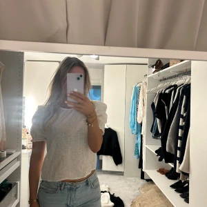Vit blus - Säljer denhär vita blusen från h&m🤍🤍