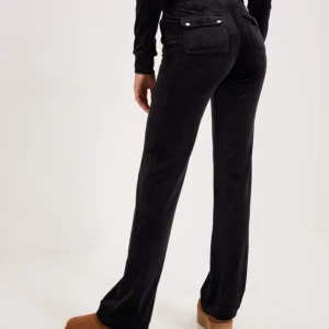 Juicy couture byxor - Mjukisbyxor från juicy couture, storlek M. Säljer pga lite korta på mig som är 178cm. Nypris 1199kr