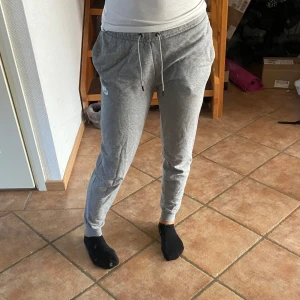 Nike mjukisbyxor  - Superfina Nike mjukisbyxor i bra skick. Säljer då jag nästan aldrig använt de. Passa på att köpa nu med fri frakt :)