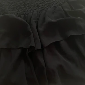 Volangkjolar - Jag säljer mina Chelsea kjolar 1 för 150 två för 250 för att jag köpte en för 500 kr. De är knappt använda och jätte fina till sommaren❣️