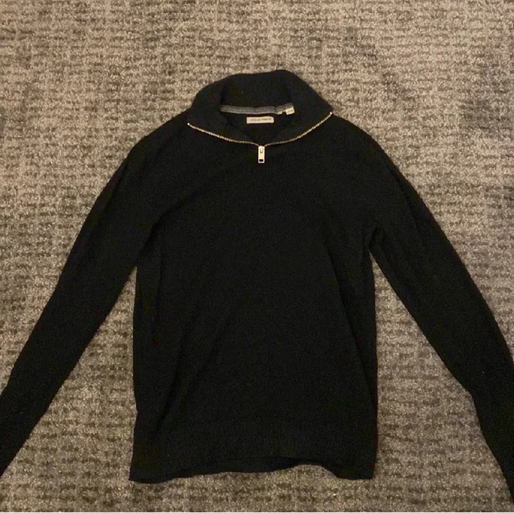 Säljer en Jack and Jones half zip pga den har blivigt för liten skick 9/10 använd några fåtals gånger. Storlek S . Hoodies.