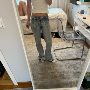Lågmidjade bootcut jeans - Lågmidjade bootcut jeans. Ljusblåa med fickor på baksidan. Kom privat för bild