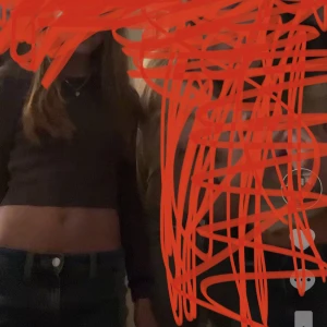 Topp - Jättesöt topp från pull and bear i en mörkgrå färg 💖