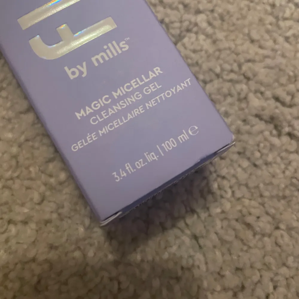 Säljer en Magic Micellar Cleansing Gel från Florence by Mills. Den kommer i en snygg lila förpackning och innehåller 100 ml. Perfekt för att rengöra huden och ta bort smink på ett skonsamt sätt. Perfekt för daglig användning!💕Prudukten är aldrig använt 💕. Skönhet.