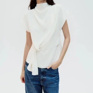 Blus från zara - Super snygg blus endast använd 2 ggr stolek XS men passar S också, hör gärna av dig😍😘