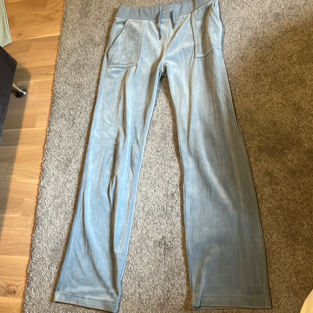 Så snygga juicy couture byxor i drömig färg!❤️. Jeans & Byxor.