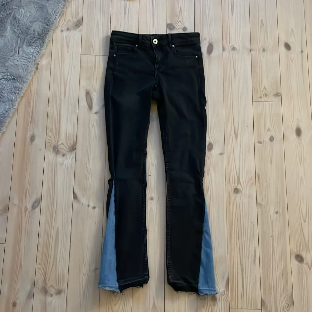 Super fina bootcut jeans med medelhög midja! Säljer pgr av att de är för korta! Skriv för mer bilder💕 Innerbenslängd: 78 cm Midjemått rakt över: 36 cm . Jeans & Byxor.