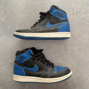 Air Jordan 1 Royal blue - Säljer eftersom att dem inte kommer till så mycket användning längre. Som du kan se är dem rätt så slitna, men mycket liv kvar! Lådan till dojorna ligger tyvärr hemma hos päronen :(