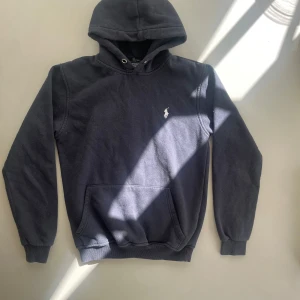 POLO Ralph Lauren hoodie - POLO Ralph Lauren hoodie i storlek S. Använd och i okej skick. Tveka inte att skriva ifall du undrar något!