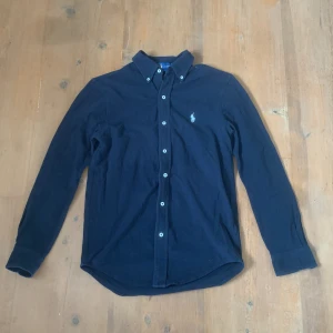 Ralph lauren skjorta - Snygg Ralph lauren skjorta som säljs för att den är för liten, bra skick