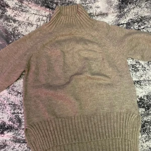 Beige Stickad Tröja  - Stickad små prickar i armarna 