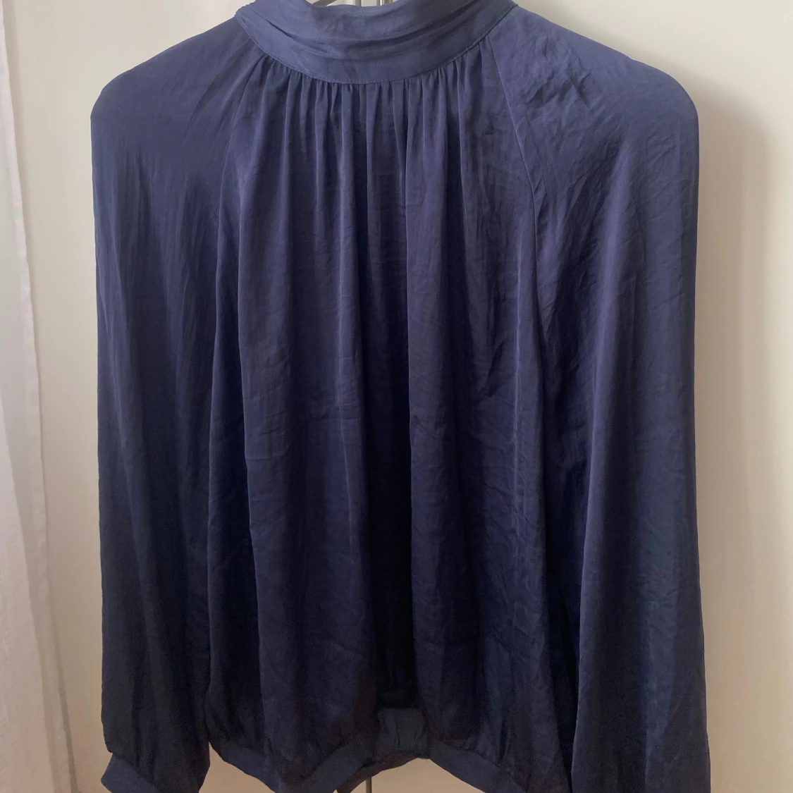 Mörkblå blus  - 91