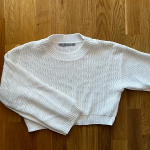 Stickad fin tröja från Zara - Jättefin söt croppad stickad tröja från zara, perfekt till hösten! 