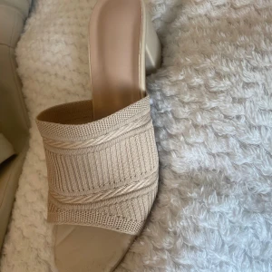 Beige klack skor - Aldrig använt