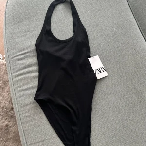 Halterneck body från Zara  - Helt oanvänd ribbad body från Zara😍