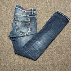 Dondup  - Säljer mina dondups jeans som är i okej skick förutom att det är ett hål vid knät. 