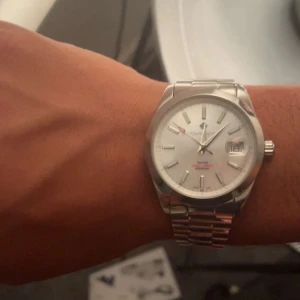 Klocka - En gantklocka i silver som knappt är använd, säljs då min kille råkade köpa en damklocka och insåg det försent😅 kvitto och låda finns kvar + garanti på två år🥰 nypris 1200kr och säljs för 1000, går att diskutera vid bra affär