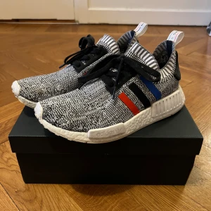 Adidas NMD_R1 Primeknit - Adidas NMD i primeknit i storlek 41 1/3. Lite slitage på sulorna, men mycket liv kvar.
