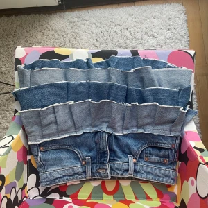 Jeanskjol med volanger - Säljer en söt jeanskjol med flera lager av volanger. Kjolen har en klassisk blå jeansfärg och passar XS-S. Den har fickor fram där man får plats med en stor mobil🩷 Passar perfekt till sommaren eller våren!🩷