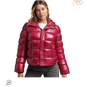 Vinterjacka  - Superdry vinterjacka i vinröd. Har använts mycket men inga defekter annat än att haken man hänger upp me gått sönder. Köpt för ca 800 kr men går ner i pris i och med att den använts mycket, priset går att diskuteras😊