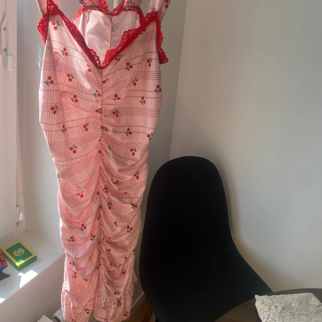 Rosa långklänning med rutor och spetsdetaljer