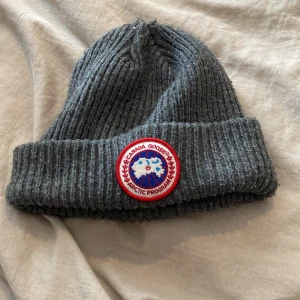 Mössa - Canada goose mössa har används 2 gågner o sälj för jag inte har nån nytta till den längre.