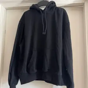 Svart hoodie från H&M. Bra skick 