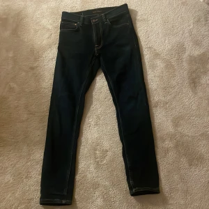 Nudie jeans lean dean - Säljer mina feta nudies på grund av att dem är för små, modellen lean Dean och nypriset är runt 1500, har tyvärr inget kvitto. Storleken ser man på bilden!