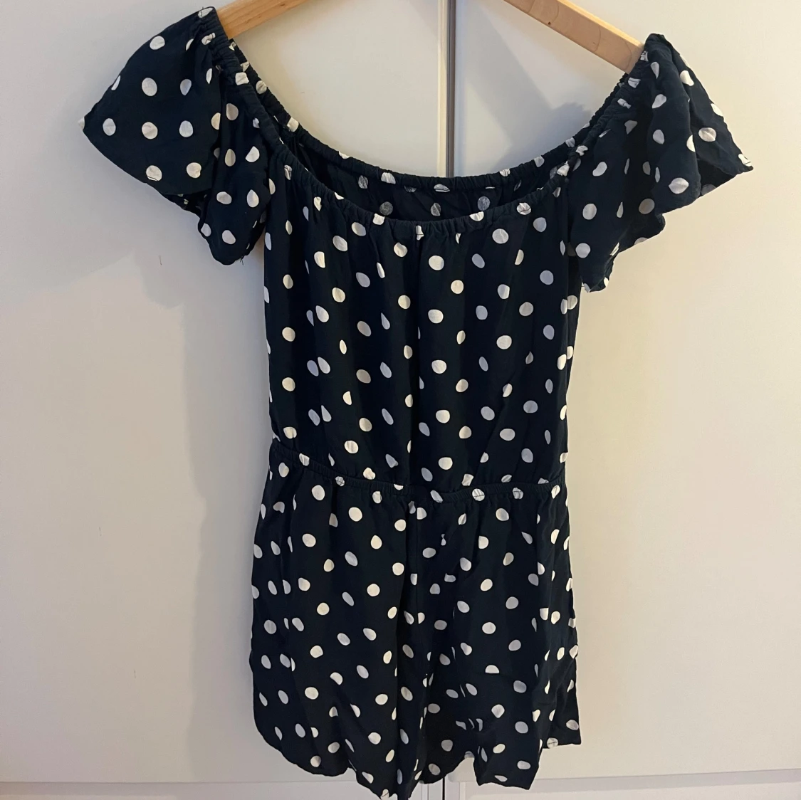 Offshoulder jumpsuit med vita prickar