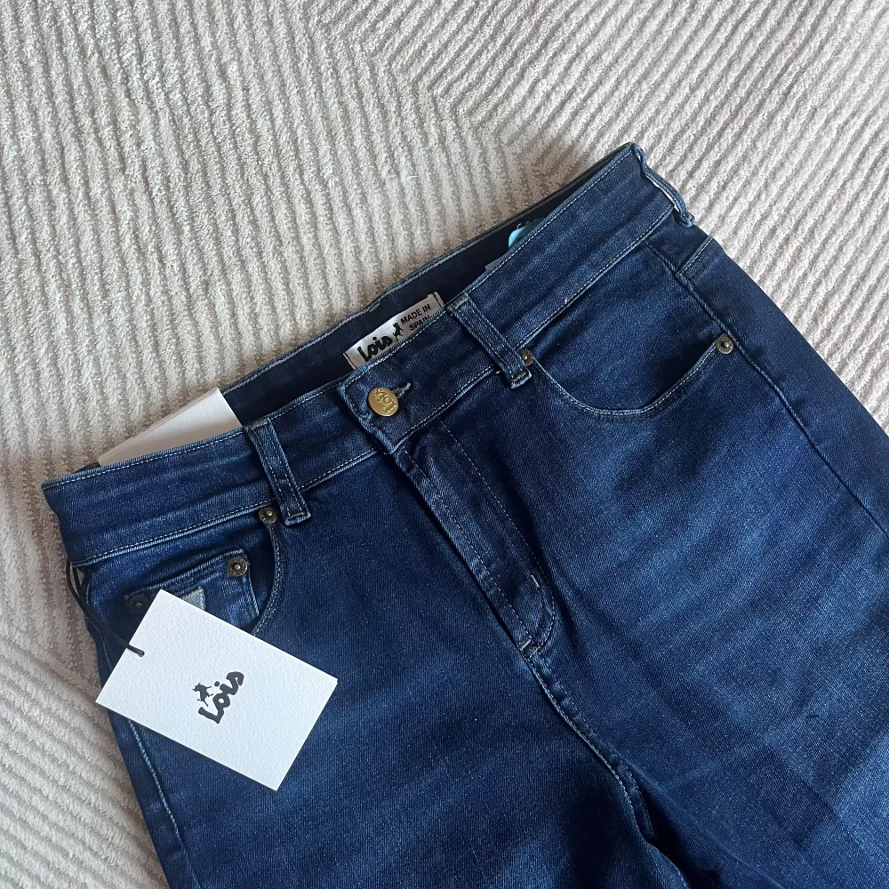 Jeans från Lois stl 29/32. Passar en Medium skulle jag säga. Smal passform. Helt oanvända! Nypris 1800.. Jeans & Byxor.