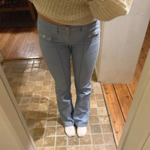 Ljusblåa utsvängda byxor  - Säljer de populära hm byxorna.🩵 Köpte de av en tjej men passade tyvärr inte mig. Skick 10/10! OBS: Skriv innan ni köper!!!🩵🩵