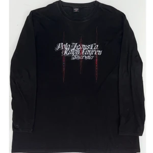 Y2k Polo Ralph Lauren Tröja  - Vintage Polo Ralph Lauren långärmad tröja i Loose XL med detaljerat tryck på framsidan o fortfarande i topp kvalitet