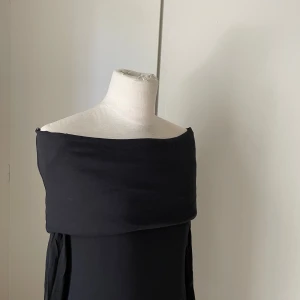 Klänning - super snygg långklänning som är off-shoulder. Är 167 och är till fötterna på mig💕 Bara använd en gång. Köpte den på Ginatricot förra året för 400kr. Säljer pga använder den aldrig och vill gärna att den kommer till användning😊