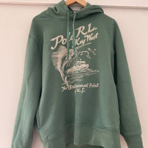 Polo Ralph lauren hoodie  - Säljer min polo hoodie som jag har köpt för en vecka sen( skick 10/10)  Hör av er vid frågor eller mer bilder  ( kvitto finns)