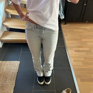 Ljusblå jeans  - Ljusblå lågmidjade jeans. Storlek 32