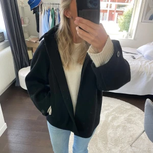 COS kappa med luva - Säljer min Cos kappa med luva som inte går att köpa på deras hemsida längre! Luvan är avtagbar. Den är i väldigt fint skick då den bara är använd 2 höstar. Har inga defekter, köptes för cirka 2000kr😇 tveka inte på att skriva om ni har någon fråga!